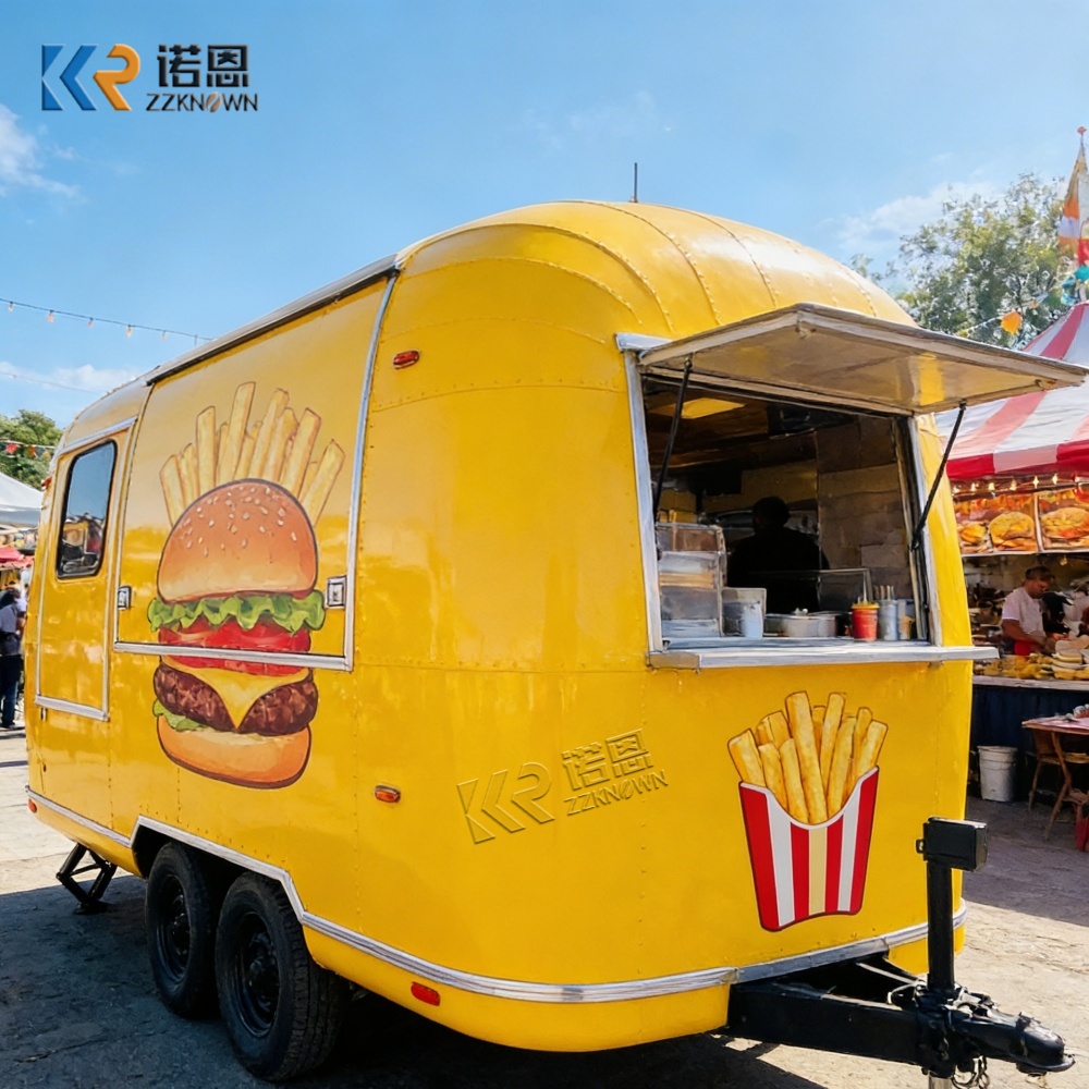 Food Snacks Business - Mobilny food truck na zewnątrz z